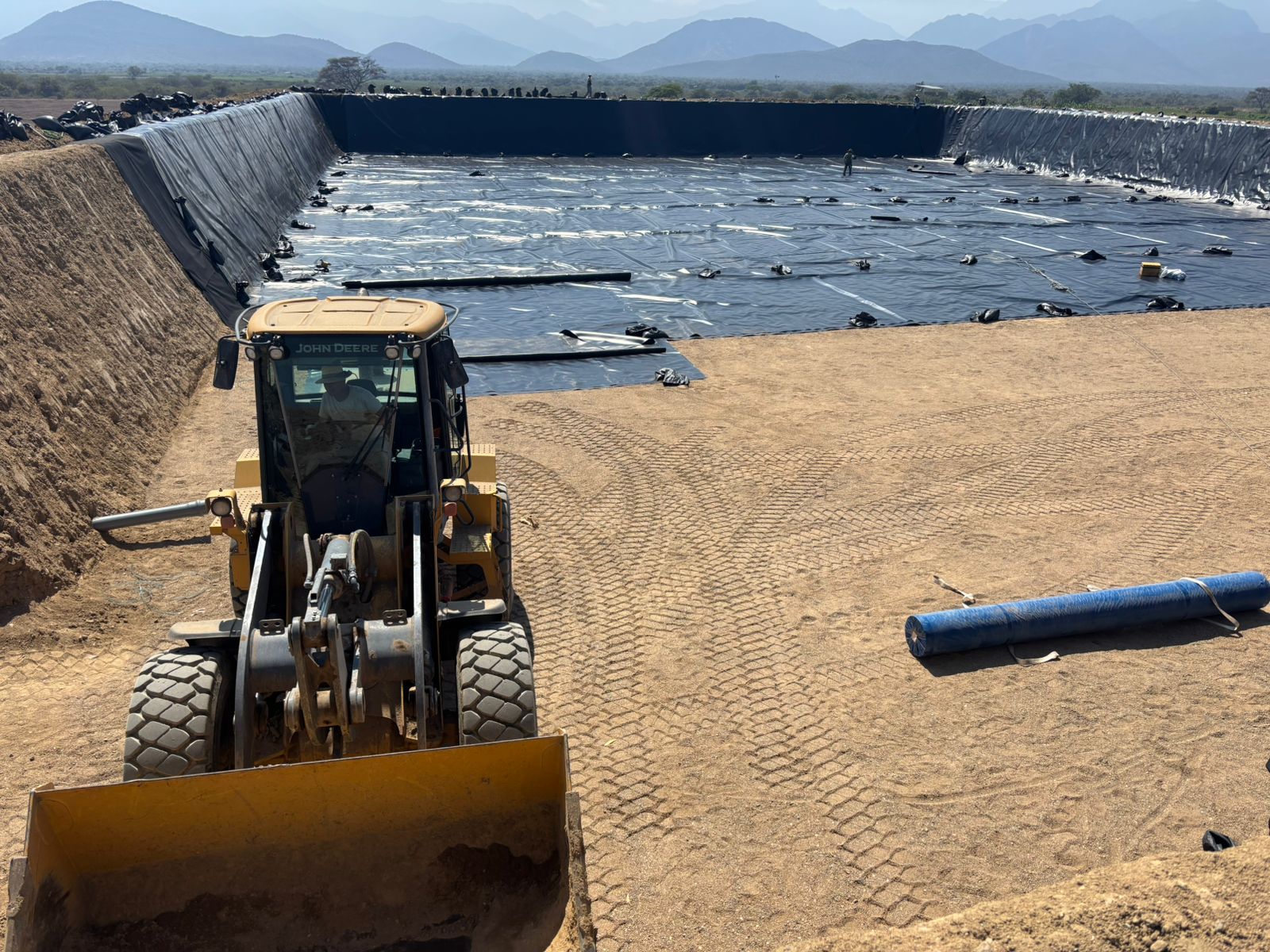 Maquinaria construyendo reservorio
